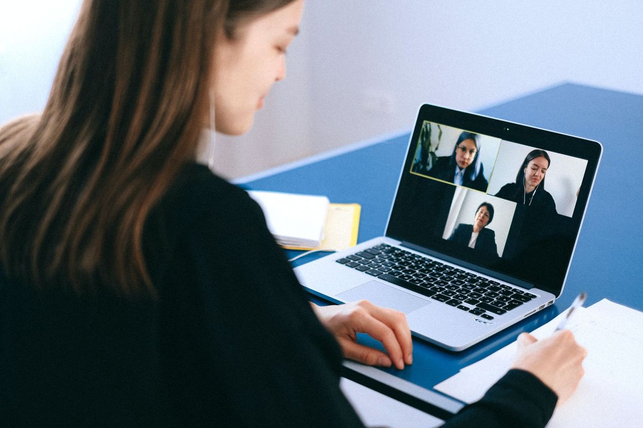 Gut vorbereitet in den Lockdown: Zoom, Microsoft Teams oder Google Meet?